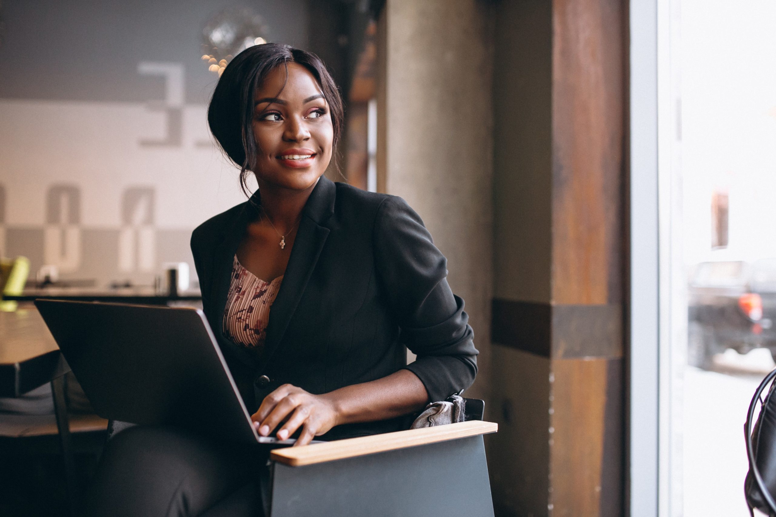 Une femme affaires afro-américaine travaillant sur un ordinateur portatif